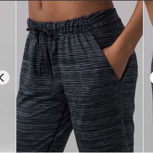 SOLD!! DONT buy! Lululemon Pants jet crop slim